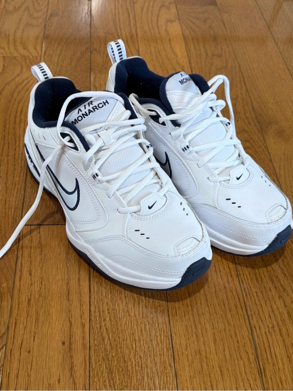 US Men’s Size 9.5 Nike Air Monarch IV White/Navy Running Shoes VQ1 4E